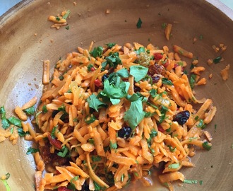 Salade de carottes parfumée à la clémentine, raisins et baies de goji.