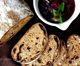 Chleb orkiszowy z dodatkiem orzechów włoskich i suszonych ślwek