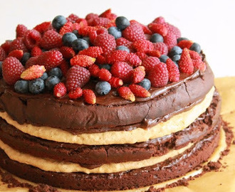 Tort czekoladowy z migdałową bezą, kremem maślanym i owocami