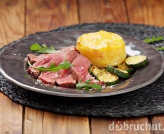 Hovädzí flank steak s gratinovanými zemiakmi a grilovanou cuketou