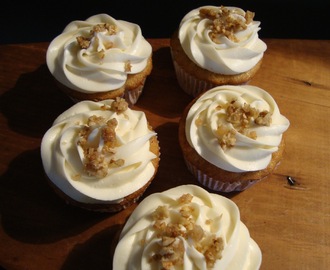 BANANA CUPCAKES WITH PECAN FILLING WITH CREAM CHEESE ICING