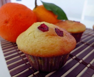 Muffin all'arancia e mirtilli rossi secchi