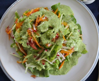 delikatna sałata masłowa z sosem zielonej bogini - refined salad of butter lettuce with green goddess sauce