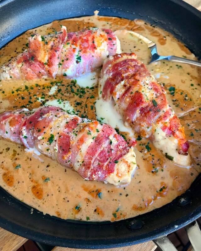 Malin Sofia Magdalena Jansson on Instagram: “⭐️ Baconlindad kyckling fylld med ädelost ⭐️ Äntligen fredag 👋🏻🎊 Och en favorit (av många) till #middag 🤗  Baconlindad kyckling är ju så…”kyckling 