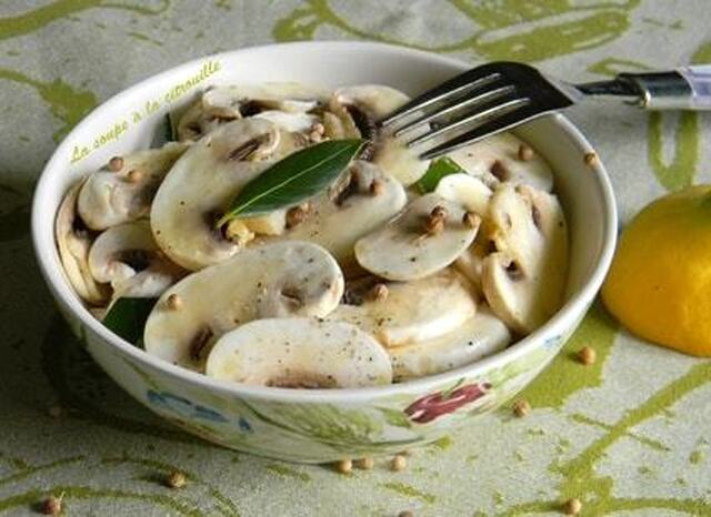 Salade de champignons crus à l'huile d'olive et au citron