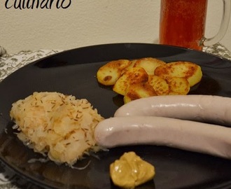 Weißwurst mit Sauerkraut, kartoffeln und senf - Wurstel con vitello, accompagnati da crauti, patate e senape