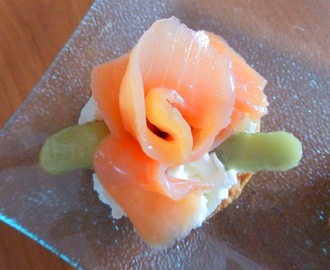 Rosas de salmón y queso como aperitivo