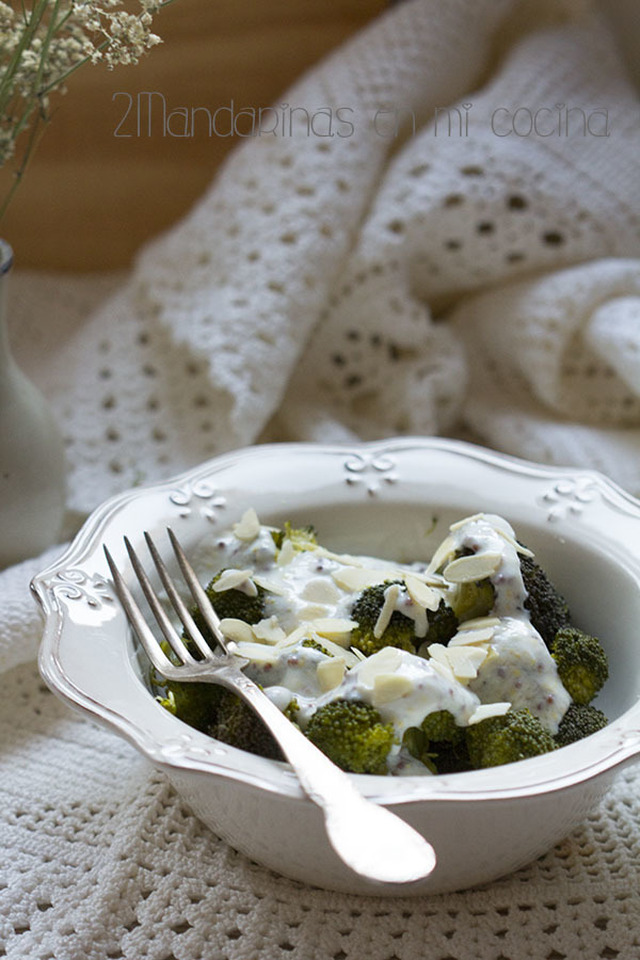 Brócoli al vapor con salsa de yogur 0% y mostaza a la antigua