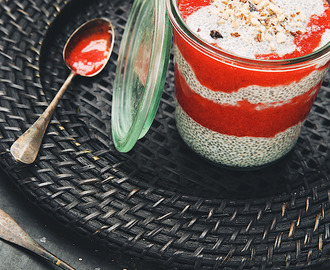 ► Super-porridge de chia au lait d'amande & coulis de fraise