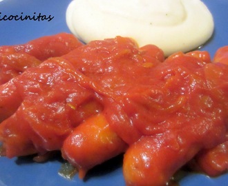 Salchichas encebolladas con tomate