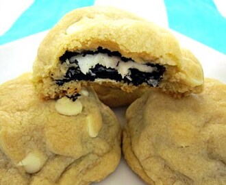 Cookies de Chocolate Branco Recheados com Oreo