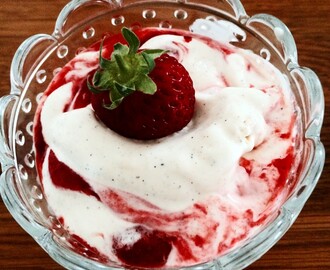 LCHF vanilj yoghurt/gräddglass med jordgubbsrippel