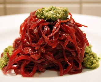 Rote Bete Spaghetti mit grünem Pesto