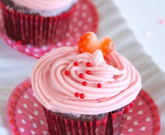 Chocolate cupcakes with Strawberry cream frosting
