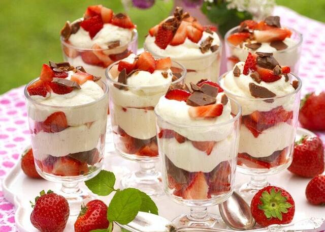 Vaniljmousse med jordgubbar och daim