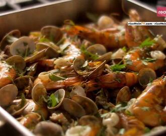 Cucina con Nigella: la ricetta del misto di mare al forno.