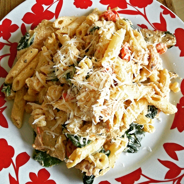 Creamy chicken, bacon and spinach pasta