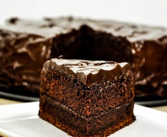Wilgotne ciasto czekoladowe z kremem z nuttelli i polewą
