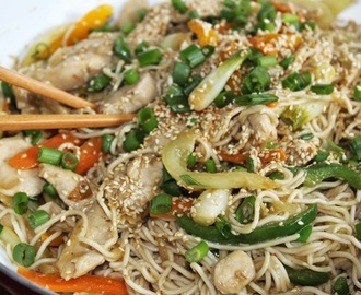 Makaron Chow Mein z kurczakiem, warzywami i sosem hoisin