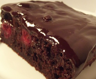 Wilgotne ciasto czekoladowe z wiśniami i czekoladowym ganasz
