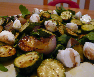 Recette de courgettes marinées en salade, bruschetta au pesto - vegan - sans gluten