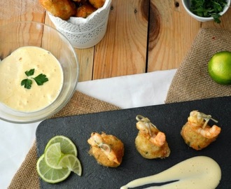 Croquetas de patata y bacalao con salsa alli-oli y langostinos