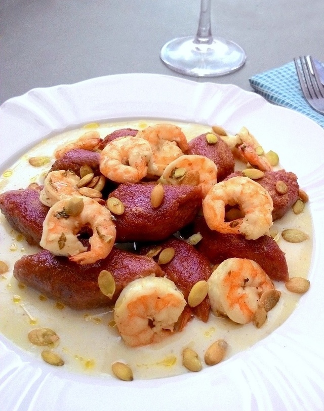 Nhoque de batata doce roxa com molho cítrico e camarões (calorias reduzidas, sem glúten, sem lactose)
