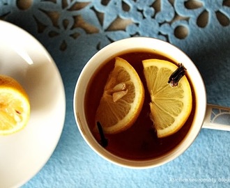 Rozgrzewająca herbata z goździkami, cytryną i miodem