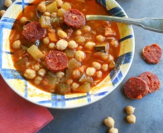 Soupe espagnole de légumes au chorizo, tomates, courgette et pois chiches