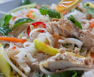 Chicken noodle salad with sweet chilli dressing