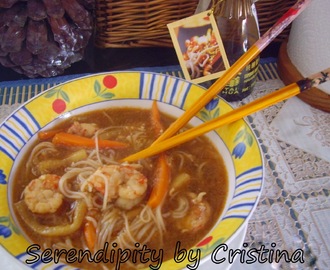Sopa china con verduras y gambas