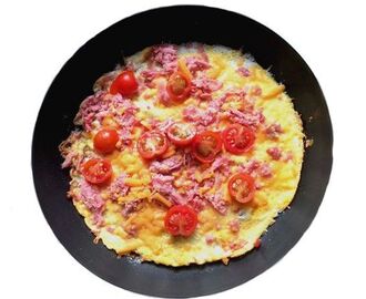 Egg Pizza with Ham & Tomatoes (Low Carb)