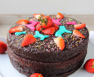 Brownie en vanilletaart met aardbeien en chocoladeglazuur