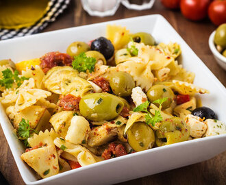 Mediterraner Nudelsalat mit Feta, Oliven, Artischocken und getrockneten Tomaten