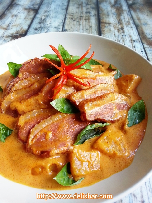 Duck in Pineapple Thai Curry (Kaeng Phed Ped Yang)