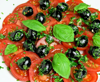 Mediterrane tomatensalade met gemarineerde olijven