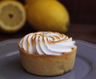 Tartaletas de limón y merengue [Lemon pie tarts]