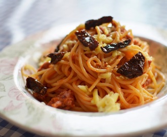 Espaguetis al toque de aceite de tomates secos