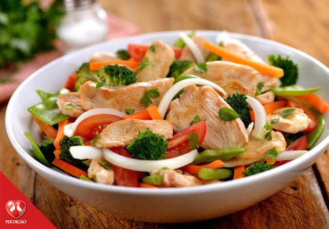 Salada de frango com legumes