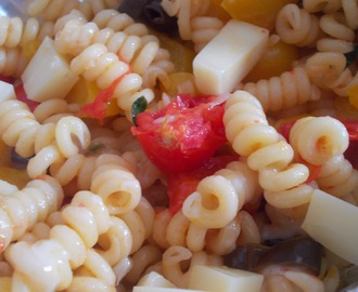 Cartoccio al forno di pasta peperoni e pomodorini con tocchetti di fontina