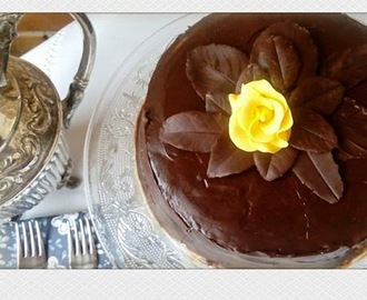 Torta Panqueque manjar chocolate decorado con hojas de chocolate y rosa de fondant