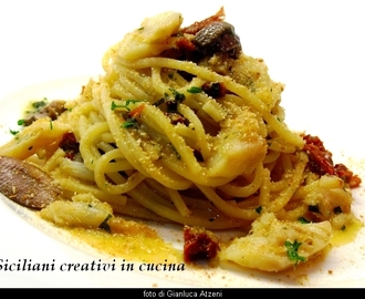 Spaghetti con baccalà, olive, capperi e pomodori secchi