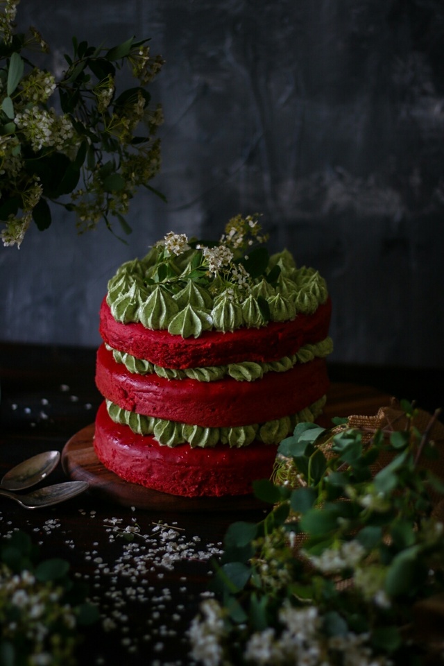 Muttertags Dessert | Red Velvet Cake mit Moringa – Weise Schokoladen Buttercre