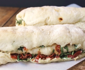 Stromboli: Pizza-Baguette mit getrockneten Tomaten, Ricotta und Rucola