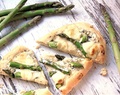 Edel und saulecker: White Pizza mit grünem Spargel
