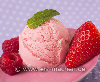 Eis-Rezept: Erdbeer-Himbeer-Sauerrahmeis selbst machen