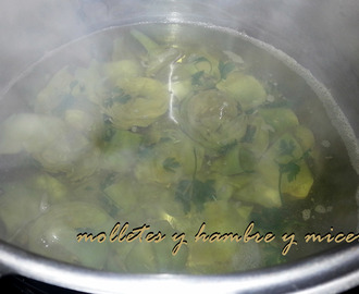 Alcachofas rellenas de gambas en salsa verde