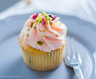 Pistazien Rosen Cupcakes mit echten Rosenblättern – der Geschmack des Orients verpackt in einem rosa Cupcake
