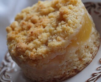 Apple cake with crumbles