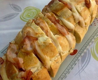 Pan relleno de queso y bacon al horno.